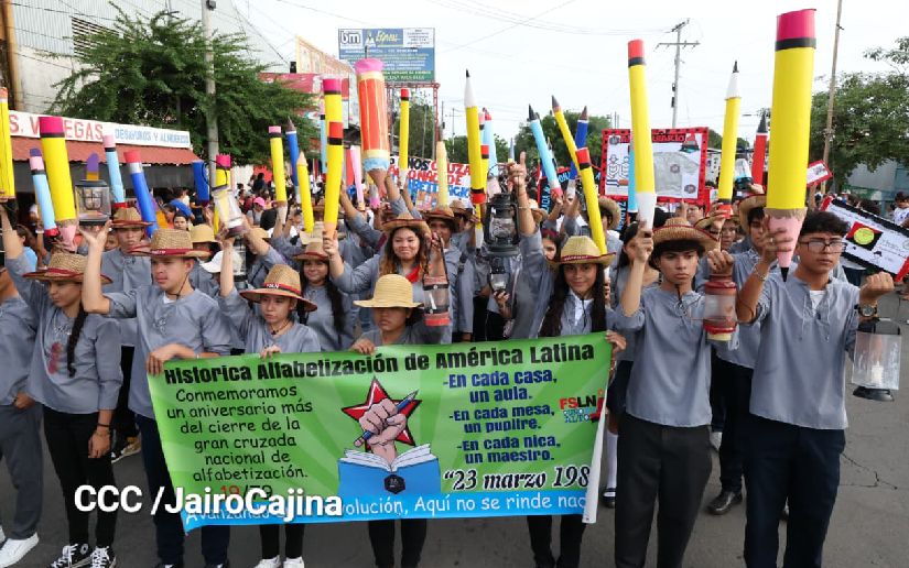 Libros y lápices resaltan en el Desfile del 45 Aniversario de la CNA