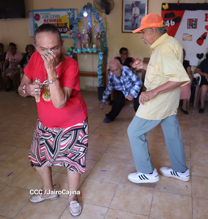 Más de 50 adultos mayores disfrutaron de bailongo agostino en Casa Club Ariel Darce