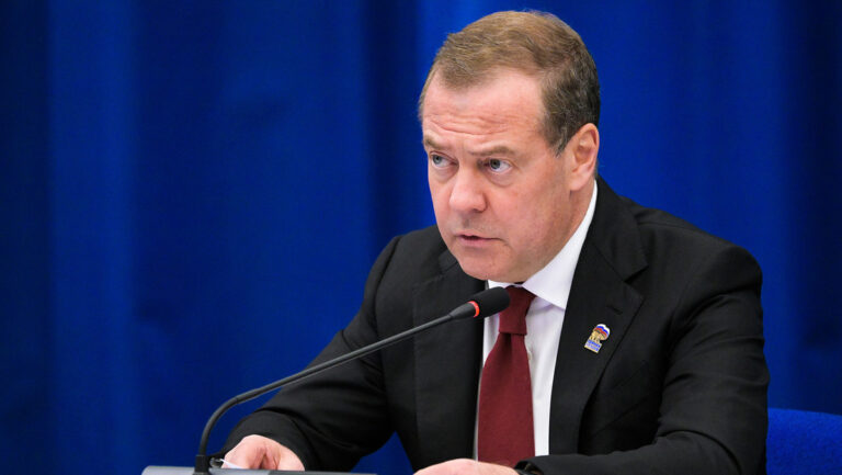 Medvédev, advierte sobre fuego de la OTAN