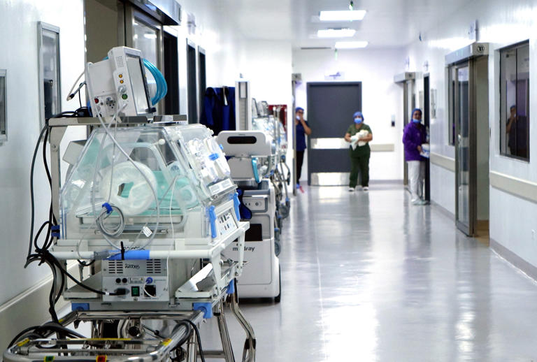 Ministro de Salud de Ecuador responde ante denuncias por muertes neonatales