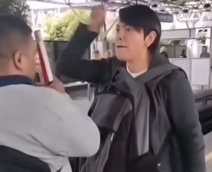 Mujer señala a ciego de verle el trasero y pegarle con su bastón