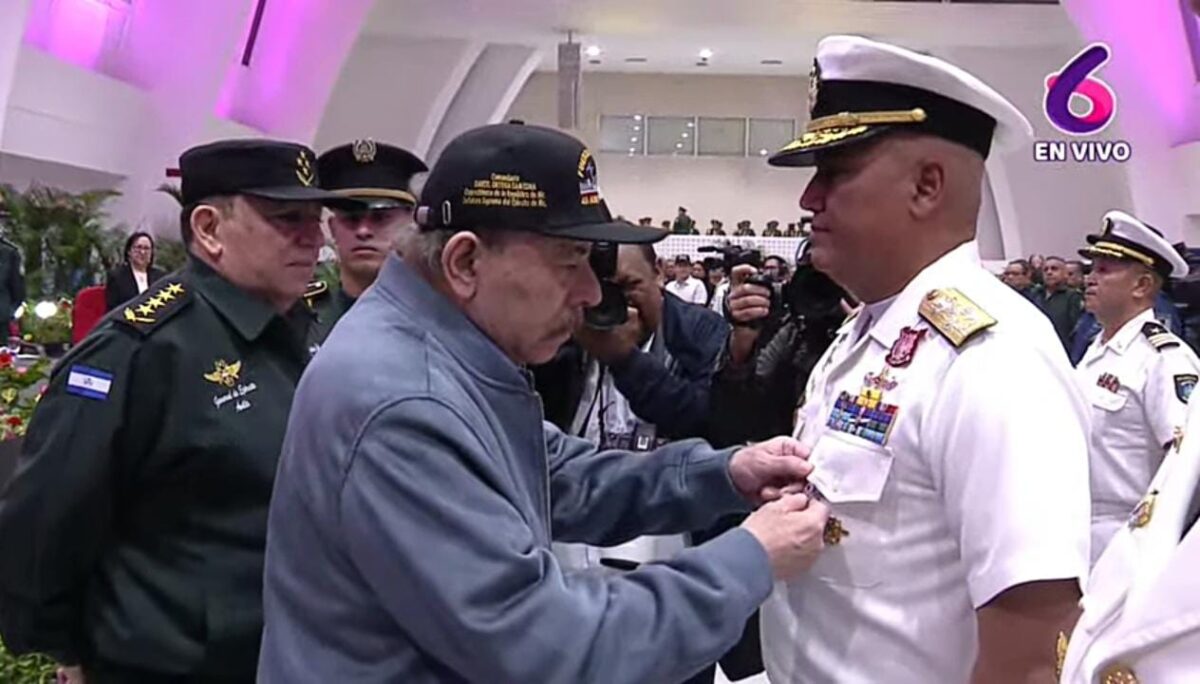 Otorgan condecoraciones en saludo al 45 aniversario de la Fuerza Naval