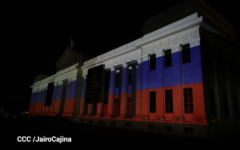 Palacio Nacional se ilumina con los colores de la bandera de Rusia