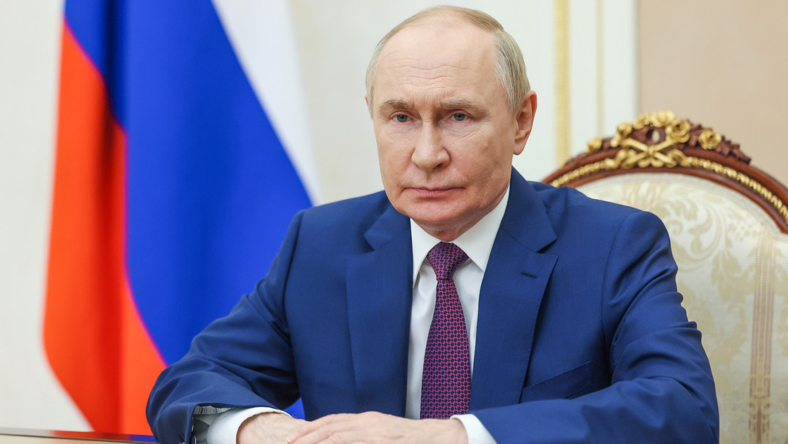 Putin se reúnen con sus funcionarios previo a su encuentro con Trump