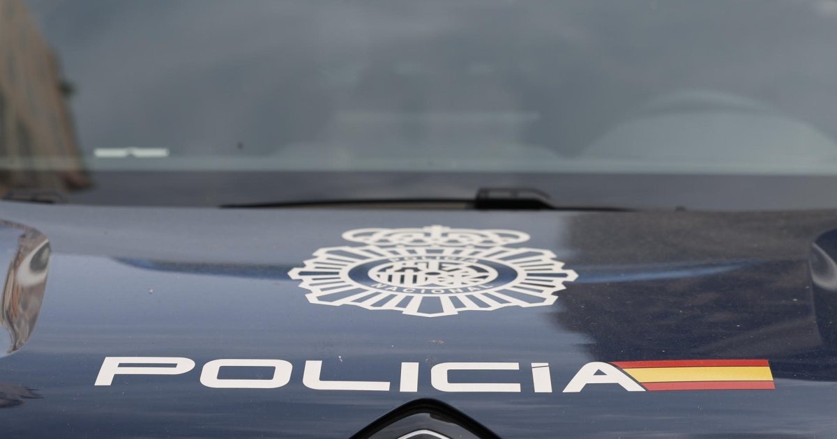 La Policía Nacional de España detuvo en Tenerife a dos hombres que se entregaron en comisaría con el cadáver de un varón
