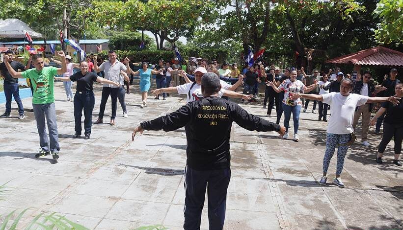 Servidores públicos del Mint participan en zumbatón y natación