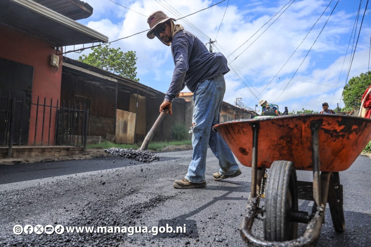 Supervisan proyecto vial en el barrio Lomas de Guadalupe