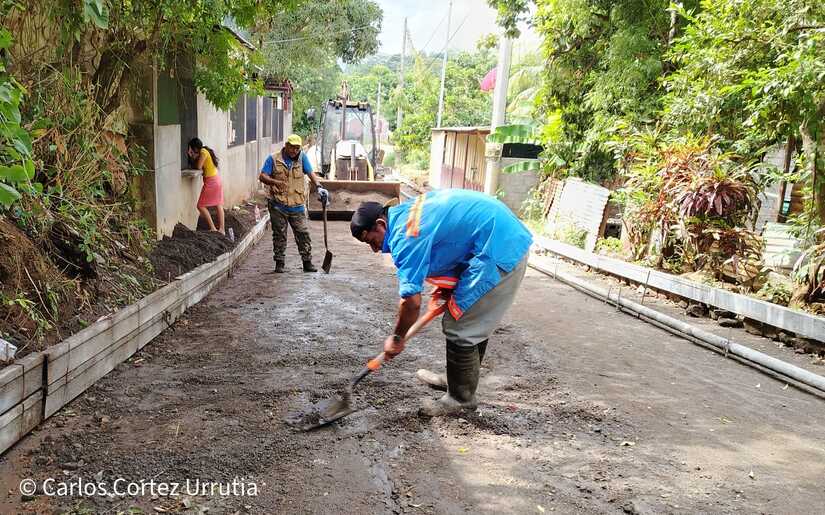 Avanzan obras de mejoramiento vial en El Laurel