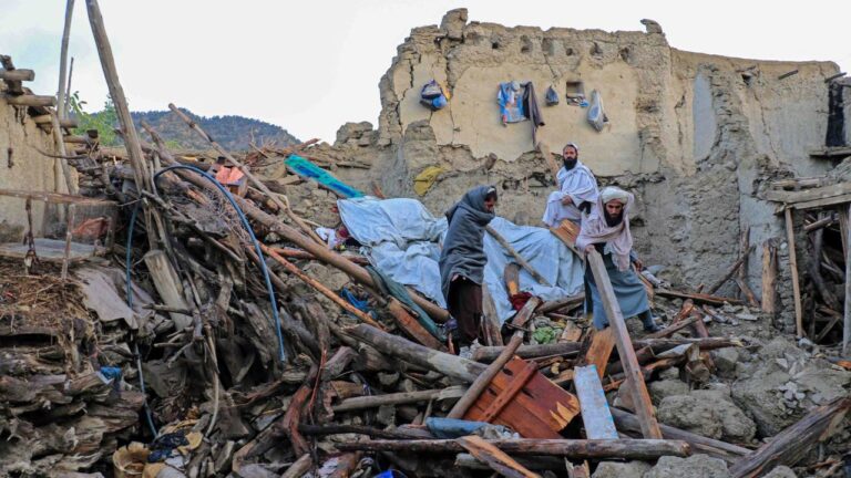 A 800 se eleva la cifra de muertos por terremoto en Afganistán
