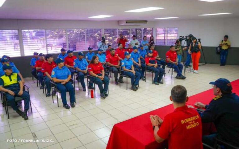 Bomberos inician capacitación internacional sobre extinción de incendios