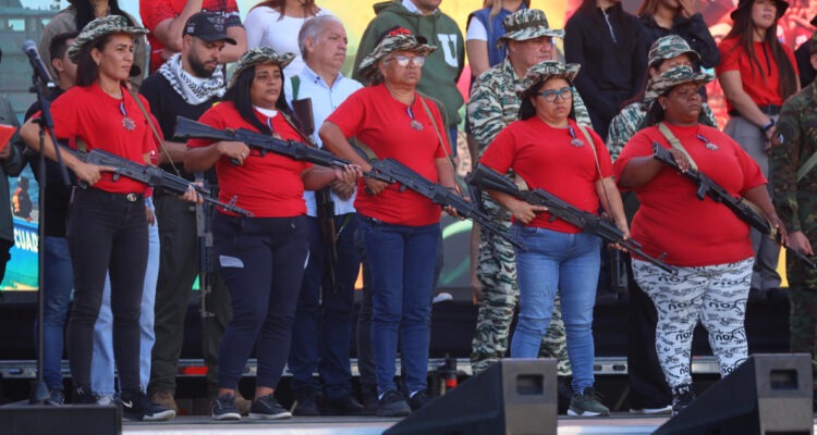Cabello reivindica a milicianas tras la burla de Trump