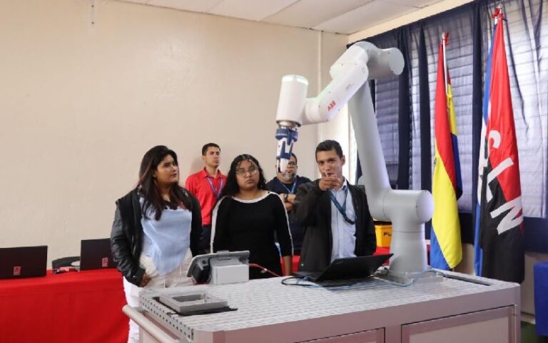 Entregan Sala de Robótica para universitarios del Centro Universitario Regional Carazo