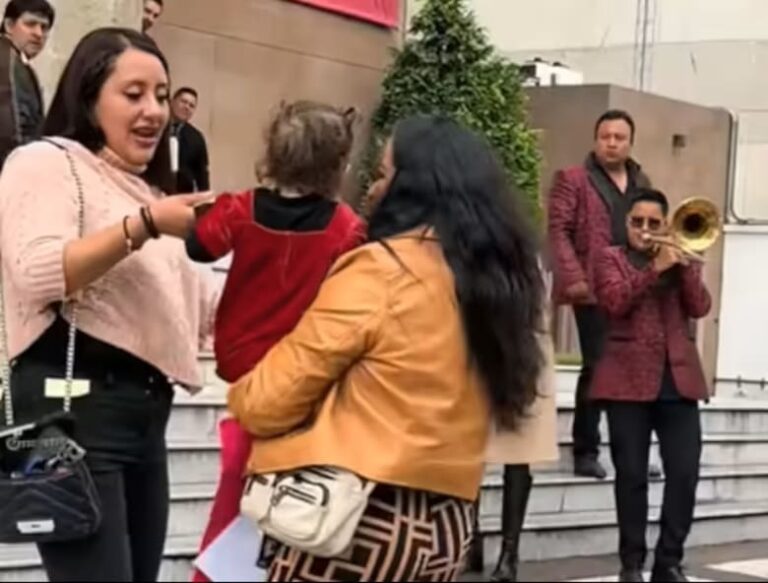 Celebra su divorcio con música de banda frente a los tribunales
