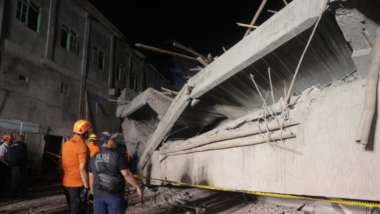 Colapso de una escuela en Indonesia deja 38 personas sepultadas