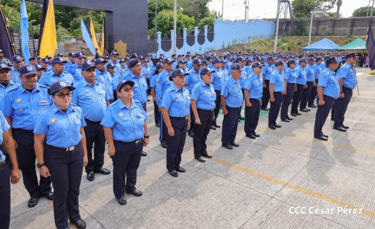 Más oficiales de la Policía Nacional son ascendidos a grados superiores