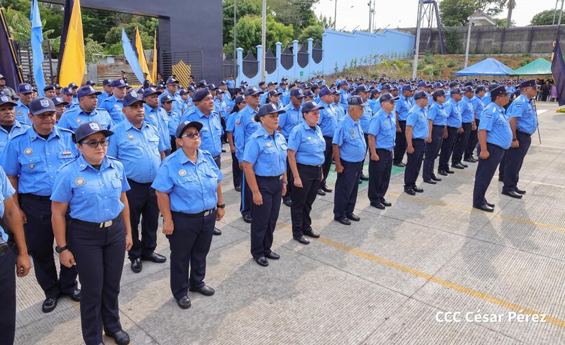 Más oficiales de la Policía Nacional son ascendidos a grados superiores