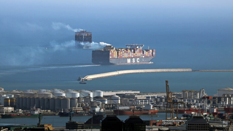 España prohíbe tránsito de aviones y barcos de EEUU