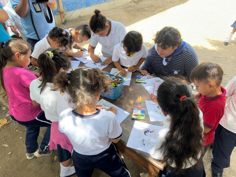 Estudiantes saludan las Fiestas Patrias con la elaboración de murales