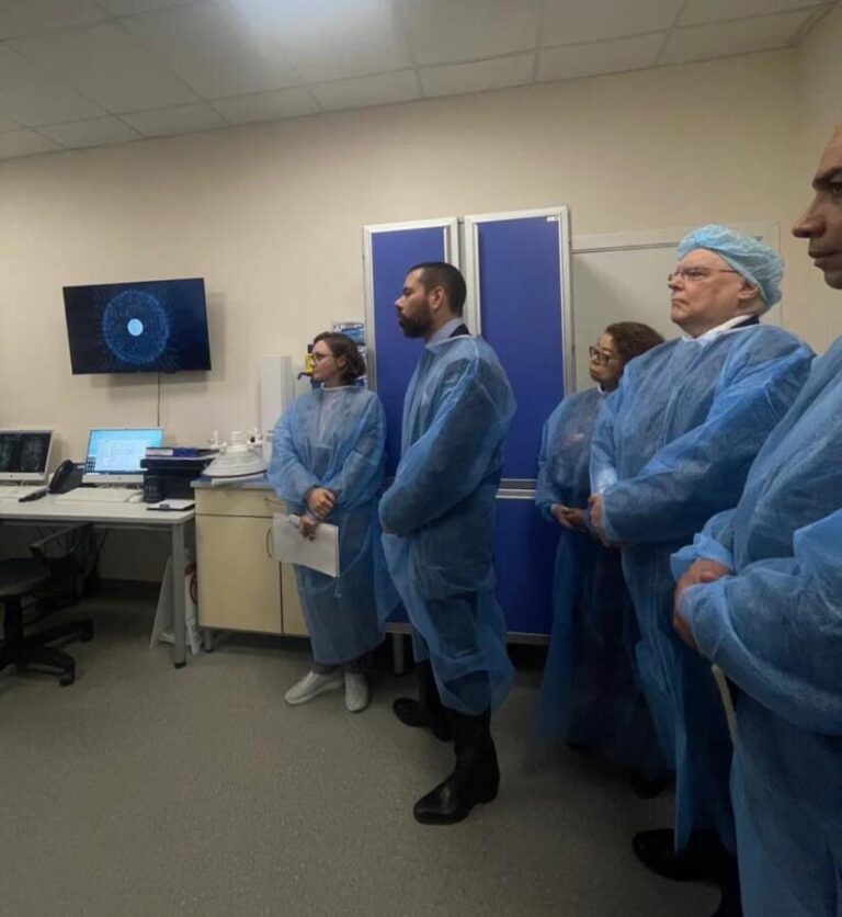 Delegación nicaragüense sostiene reuniones en materia de salud en Moscú La Copresidenta del país, Rosario Murillo destacó este martes las reuniones que está sosteniendo la delegación de Nicaragua en Moscú, con lo cual se fortalece la cooperación bilateral en materia de salud con Rusia. Precisó, la visita de la delegación nicaragüense al Hospital Hadassa, donde se reunieron con la directiva de ese centro asistencial ruso, para establecer programas de cooperación en especialidades renales, oncológicos, diabetes, cardiovascular y enfermedades infecciosas. Asimismo, la delegación se reunió con la doctora Veronika Skvortsova, directora de la Agencia Federal Médico Biológica de Rusia y Copresidenta de la Comisión Mixta entre Nicaragua y Rusia. “Se ha reunido nuestra delegación allá, el compañero Laureano, el doctor Roberto López, se han reunido con la doctora Veronika Skvortsova, directora de la Agencia Federal Médico Biológica de Rusia y Copresidenta de la Comisión Mixta entre Nicaragua y Rusia”, precisó Murillo. Indicó que esta reunión permitió confirmar los programas de vacunas con MECHNIKO. “Vacunas contra la gripe, Coronavirus, dengue, Virus del Papiloma Humano”, agregó. “También le estamos dando seguimiento al Centro de Medicina Nuclear, solicitando el centro del cerebro donde está desarrollándose la vacuna contra el cáncer”, indicó la Copresidenta. “Desde donde se atienden también, enfermedades del cerebro y del sistema nervioso, así como oncológica, entre otras especialidades”, detalló Rosario. “Nuestra delegación, continua su programa en la Federación de Rusia, a nosotros nos entusiasma mucho este aspecto que tiene que ver con la salud de nuestro pueblo, con la vacunación y con las especializaciones”, indicó la Copresidenta.