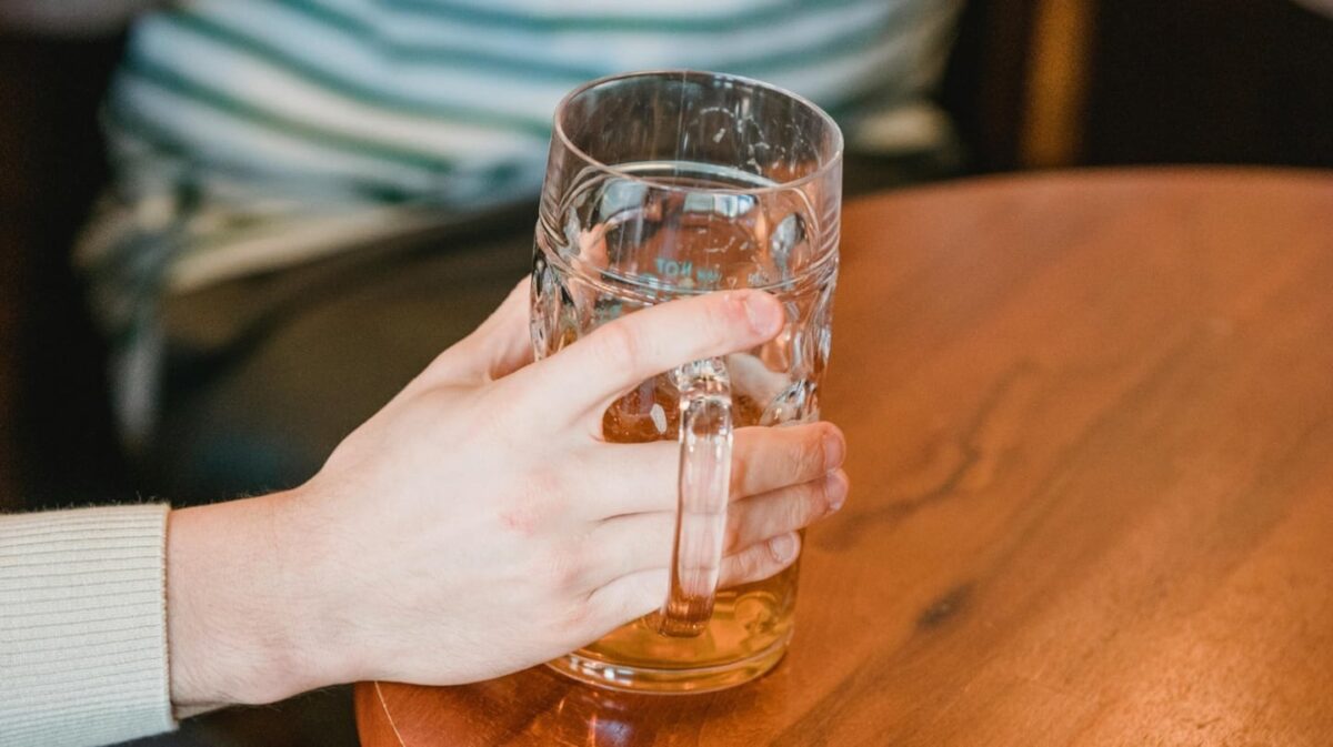 Fingía estar enferma, pero la descubren en un bar tomando cerveza