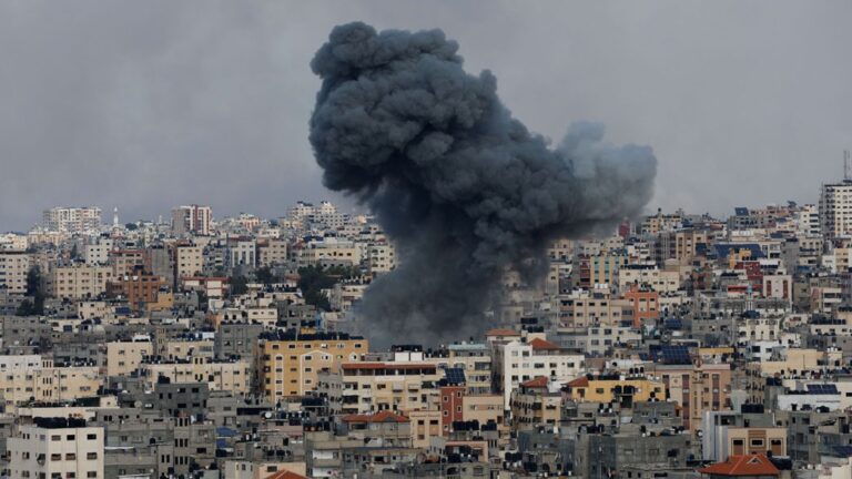 Fuerzas israelíes atacan cúpulas de Hamás, causando la muerte de varios