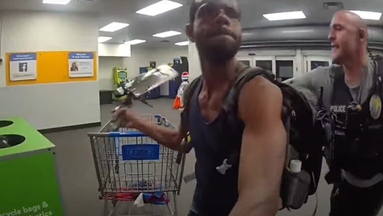 Hombre ingresa con un machete a tienda Walmart en Florida