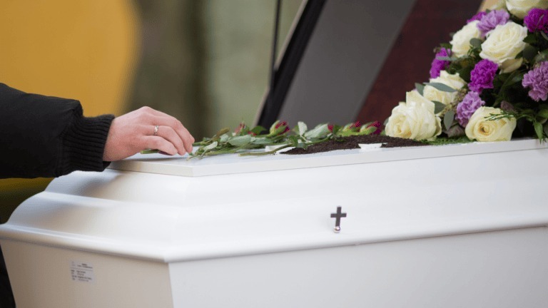 Hombre se presenta a su propio funeral