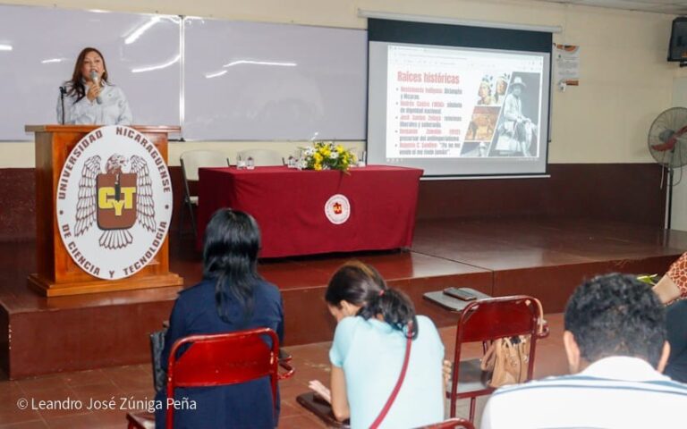 Imparten conferencia sobre la insurrección popular