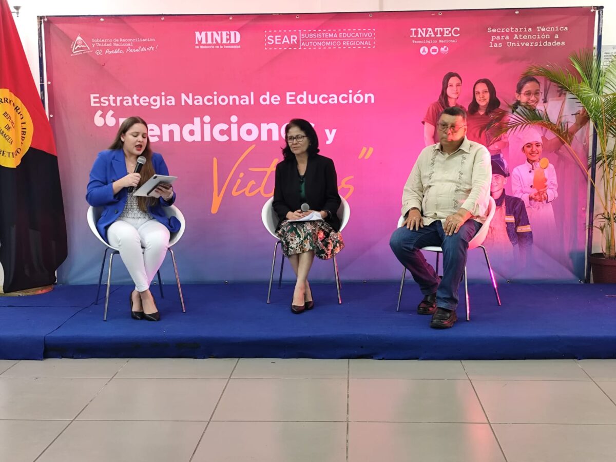 Maestros participan en Foro Nacional Orgullo Patrio