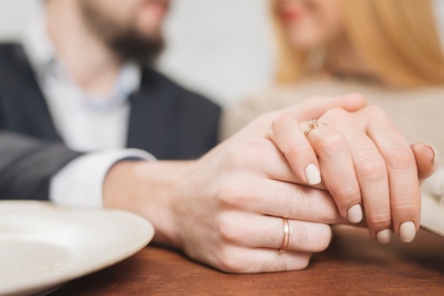 Mujer quiere casarse, pero le pide a prima que le pague la boda