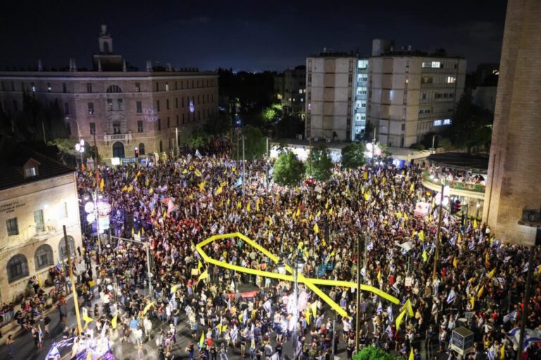 Decenas de miles de manifestantes se concentraron en Tel Aviv y Jerusalén para exigir el regreso con vida de los 48 rehenes que estan en Hamás