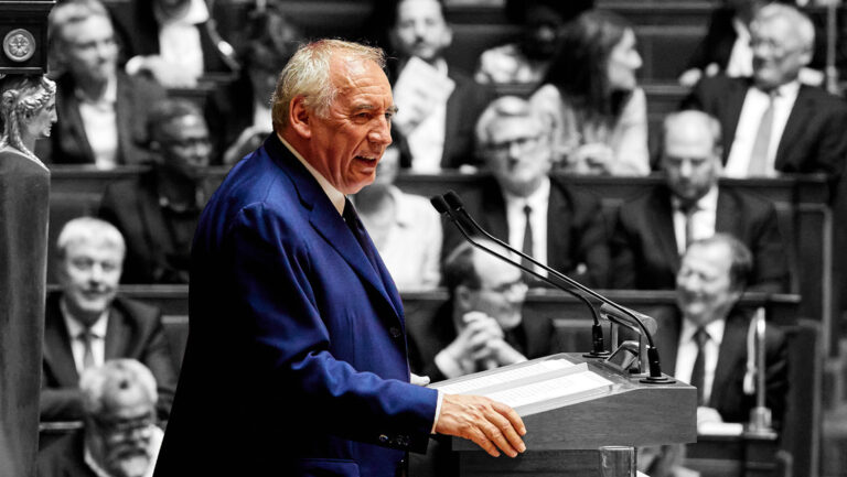 Primer ministro de Francia presenta su dimisión