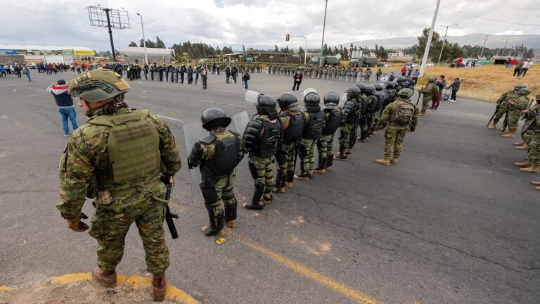 Represión policial en Ecuador deja a 24 manifestantes detenidos