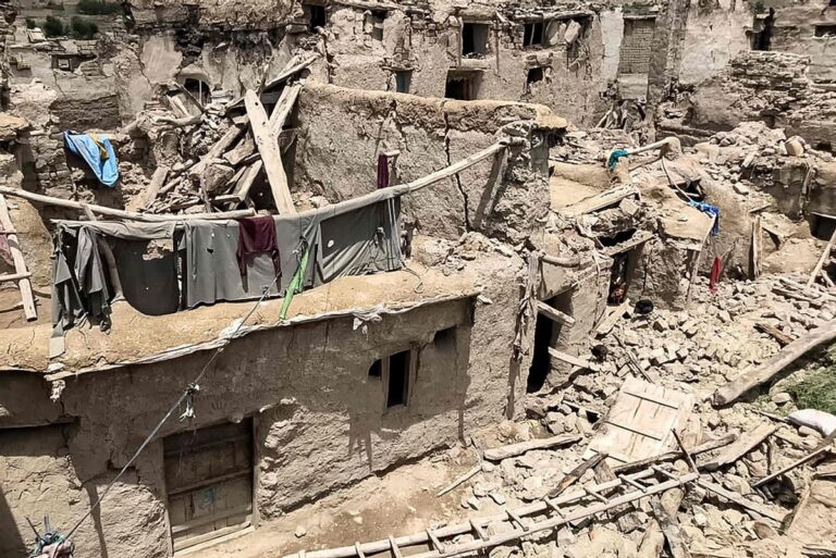 Se eleva la cifra de muertos por terremoto en Afganistán