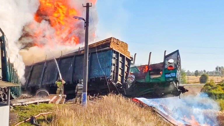 En Rusia, tren se descarrila y seis vagones se incendiaron