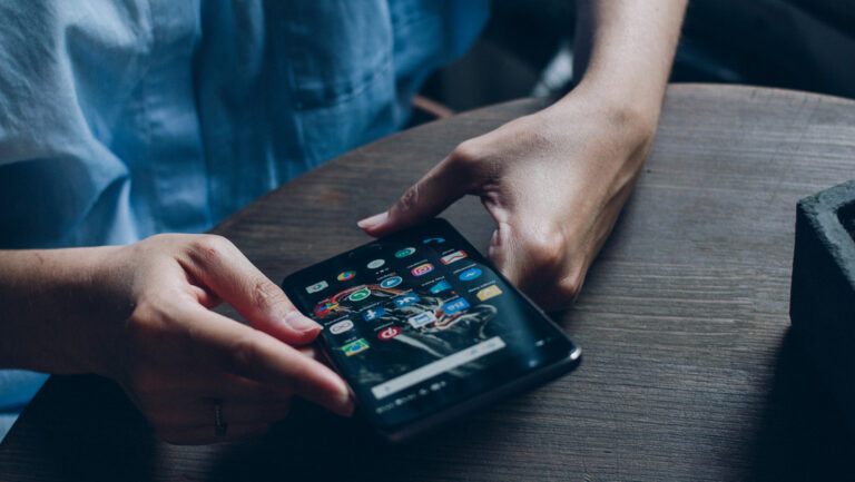 Una mala postura al usar su celular casi lo deja paralítico