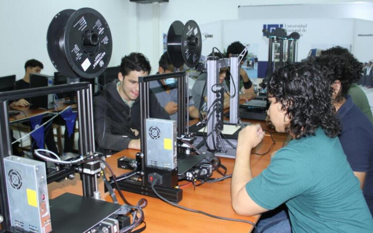 Estudiantes de la Universidad Nacional de Ingeniería cuentan con nuevo y moderno Laboratorio de Tecnología Tridimensional 
