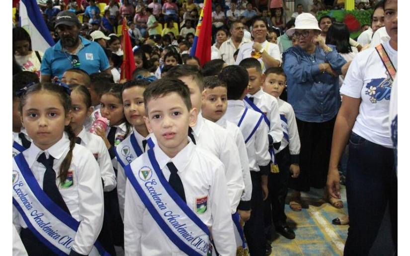Fiestas Patrias en Polideportivo Solidaridad de Ocotal con niños de Educación Inicial