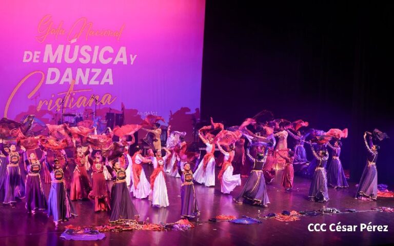 jóvenes celebran la traducción de la Biblia al castellano