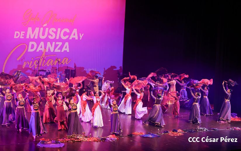jóvenes celebran la traducción de la Biblia al castellano