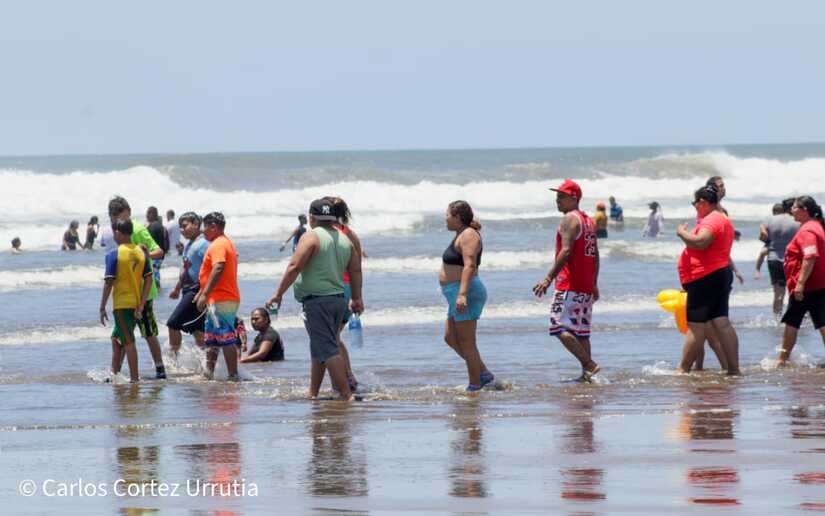 Familias disfrutan de sus vacaciones en el mar