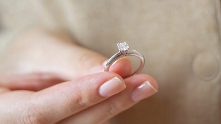 Mujer se sorprende al encontrar anillo de compromiso en postre que compró