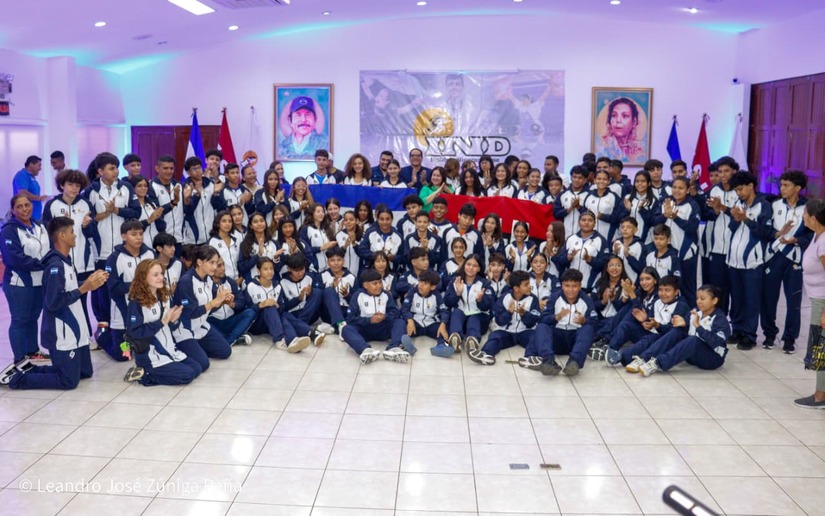 Atletas nicas, con la bandera en alto, rumbo a los Juegos Centroamericanos