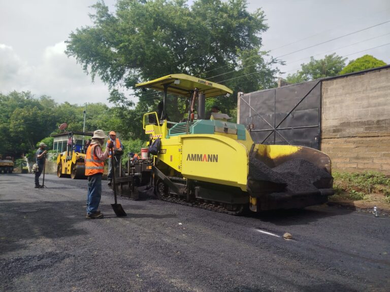 Avanza revestimiento asfáltico de 6 cuadras en Santa Catalina