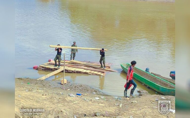 Batallón Ecológico del Ejército de Nicaragua ocupa madera en el muelle del municipio de Alamikamba
