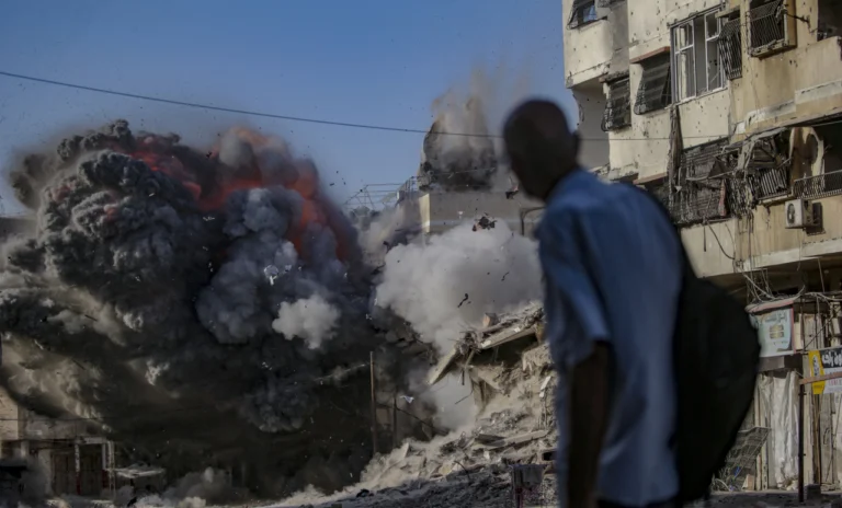 Bombardeos israelíes en Gaza dejan un centenar de muertos pese a llamados a alto al fuego