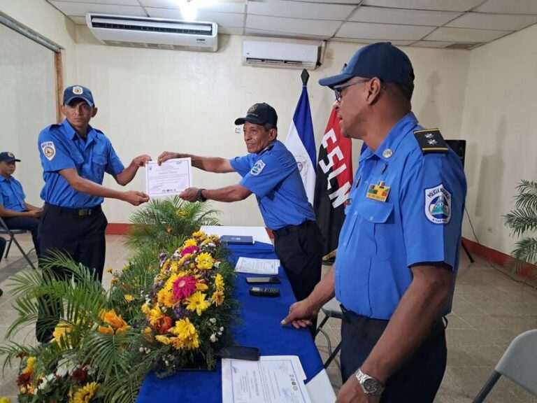 Bomberos finalizan curso para operar vehículos contra incendios