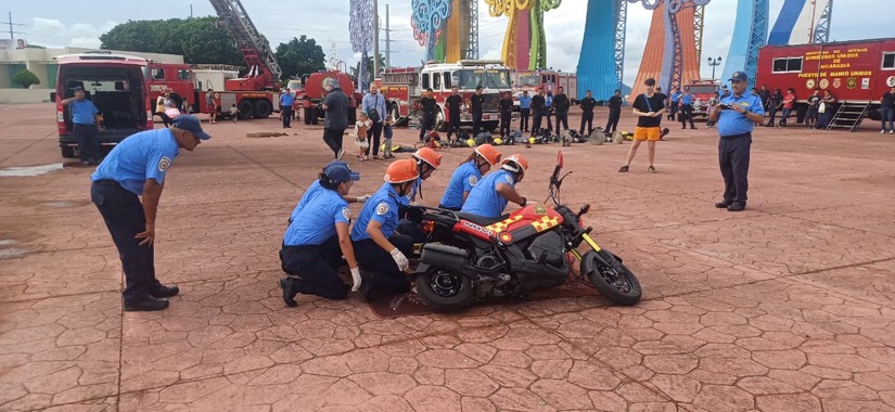 Bomberos realizan exhibición en Managua