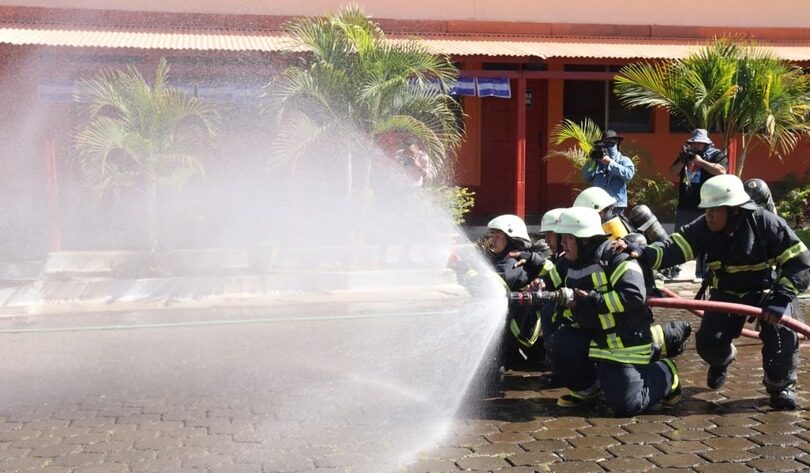 Bomberos reciben entrenamiento de extinción de incendio en estructura