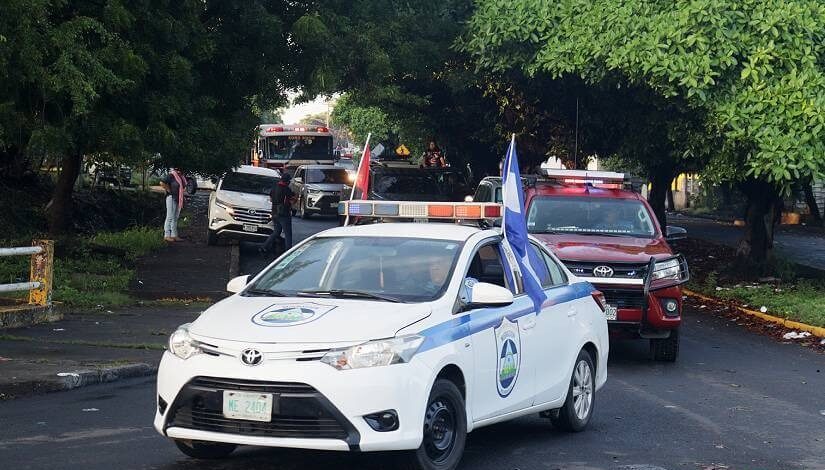 Bomberos saludan el 46 Aniversario del MINT con dianas